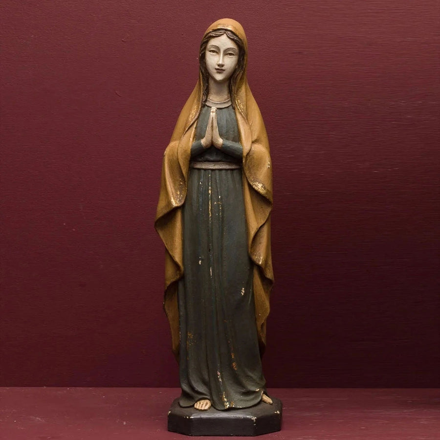 Szeplőtelen Szűzanyát ábrázoló figura.