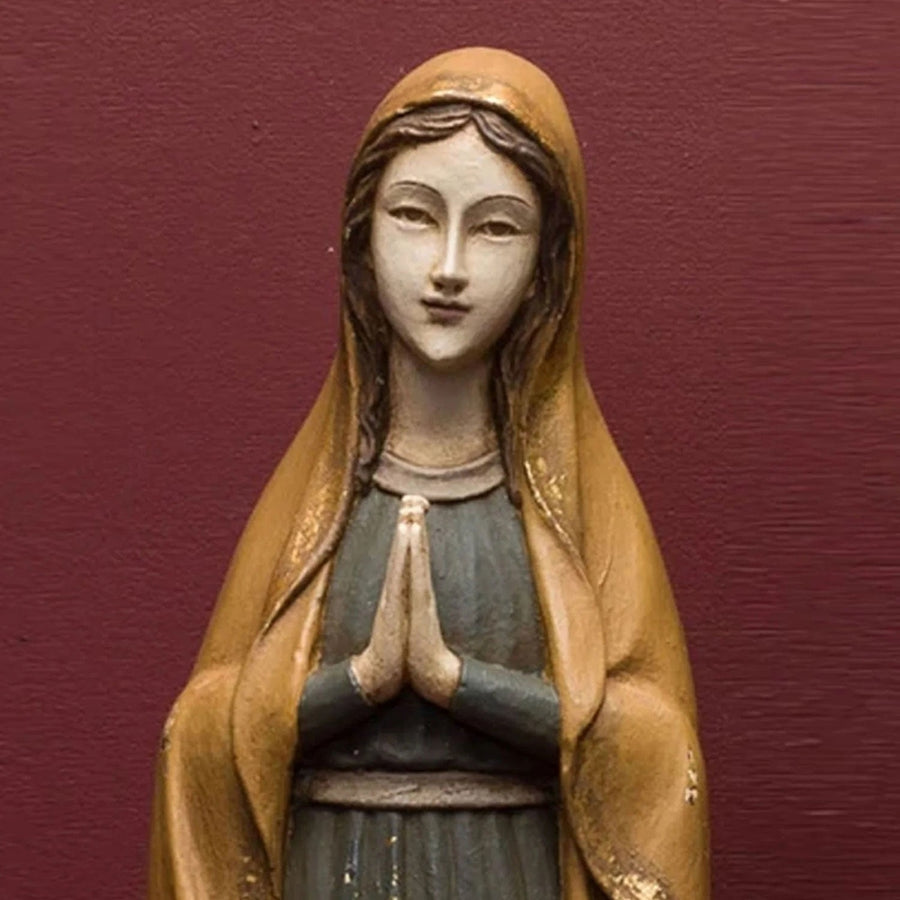 Szeplőtelen Szűzanyát ábrázoló figura.