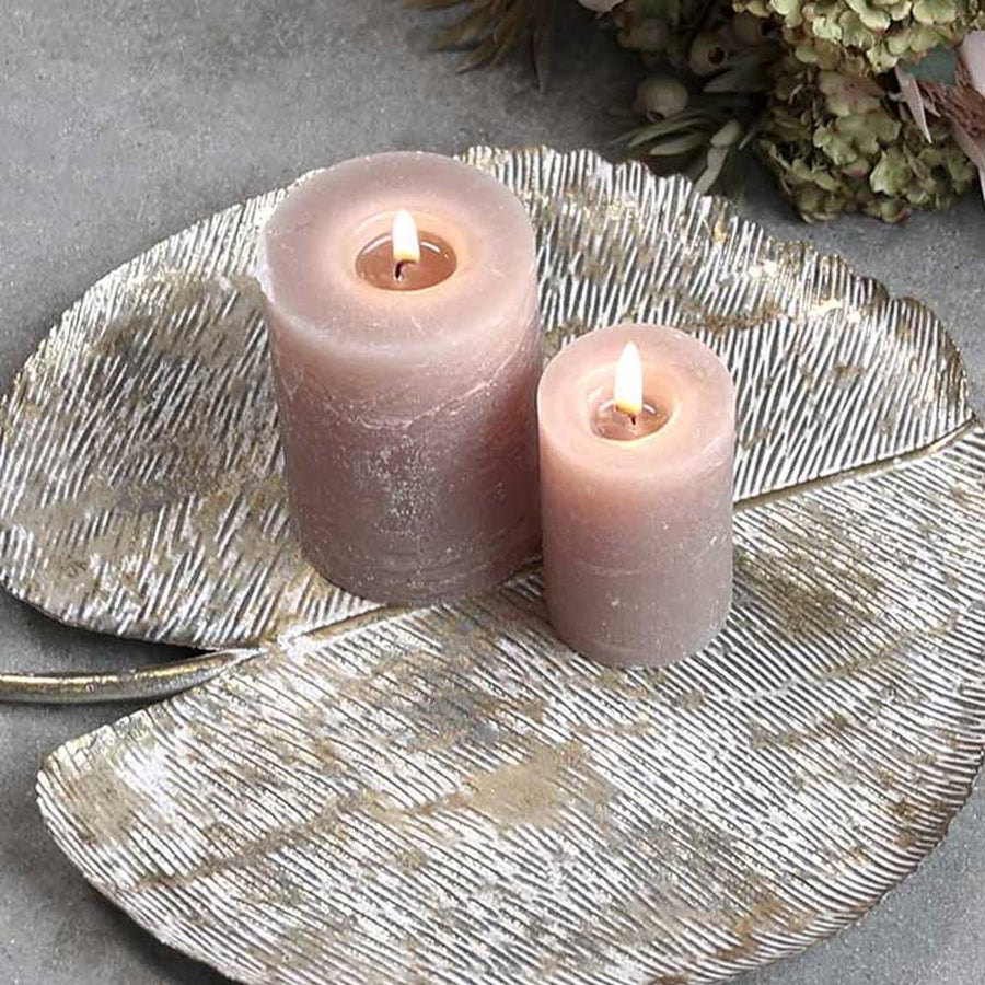 Levél formájú, 30 cm hosszú és 30 cm széles, patinás felületű, antikolt arany színű fém tálca.