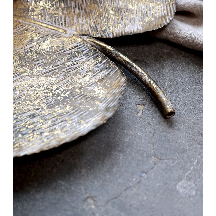 Levél formájú, 30 cm hosszú és 30 cm széles, patinás felületű, antikolt arany színű fém tálca.