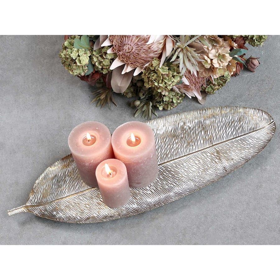 Levél formájú, 50 cm hosszú és 17 cm széles, patinás felületű, antikolt arany színű fém tálca.