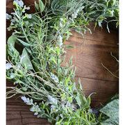 Fehér virágzatú mű levendula koszorú.