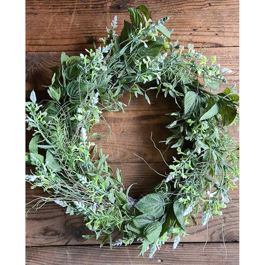 Fehér virágzatú mű levendula koszorú.