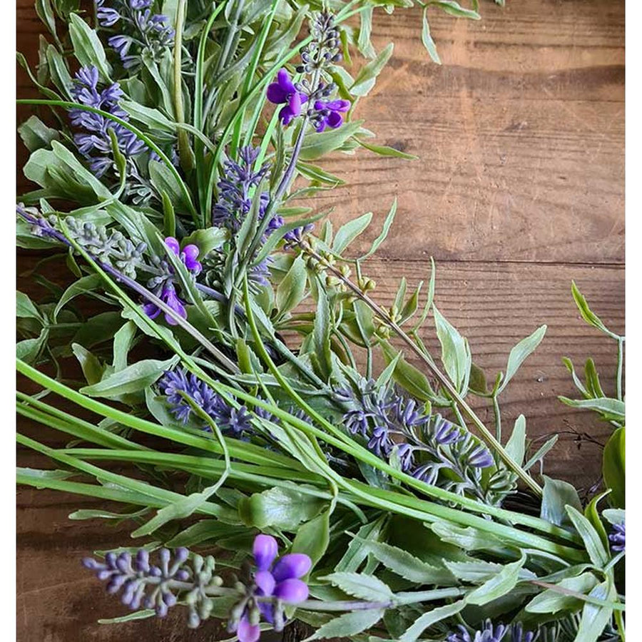 Liláskék virágzatú mű levendula koszorú.