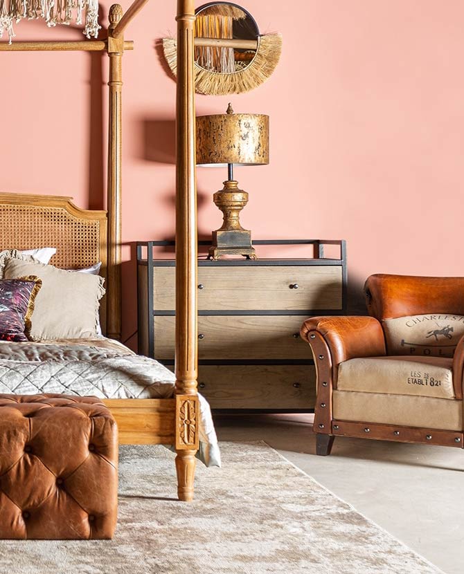 Három fiókos natúr szilfa loft komód egy rózsaszín szobában, natúr bútorokkal.