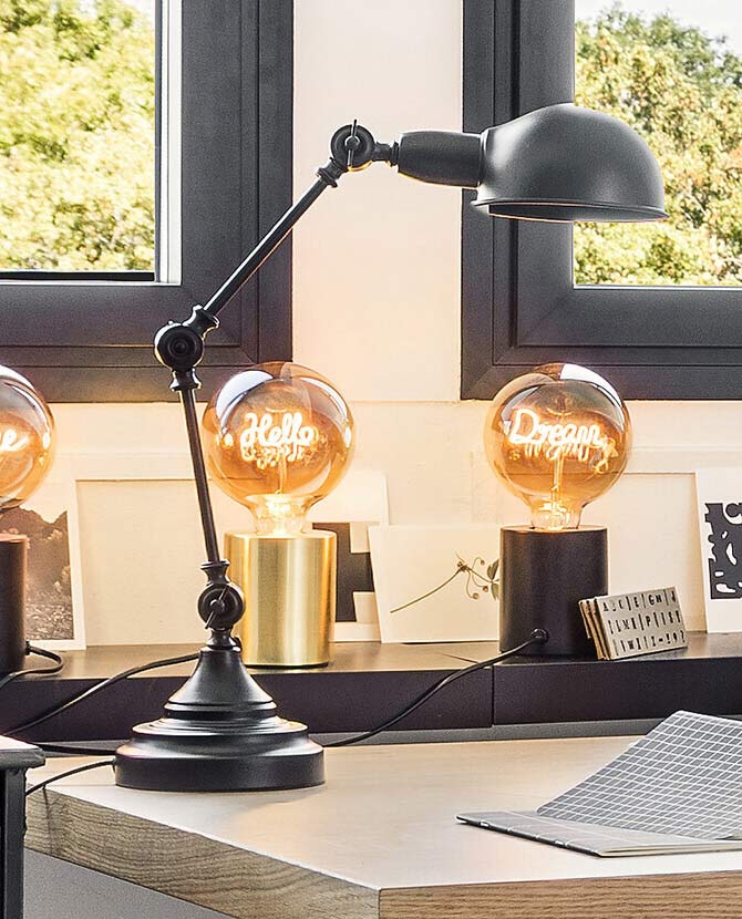 Loft stílusú, feketeszínű asztali lámpa, loft lakásban.