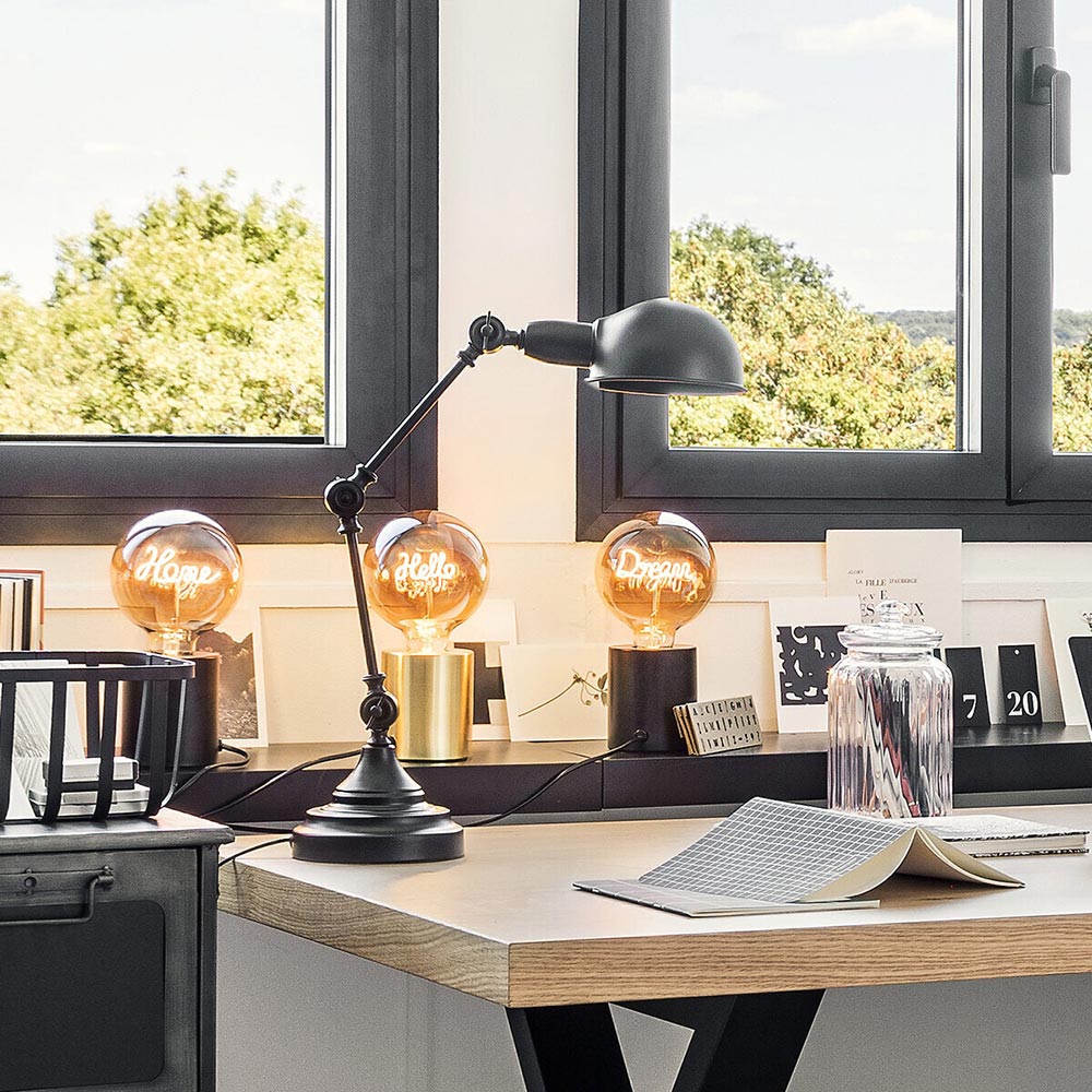 Loft stílusú, feketeszínű asztali lámpa, loft irodában.