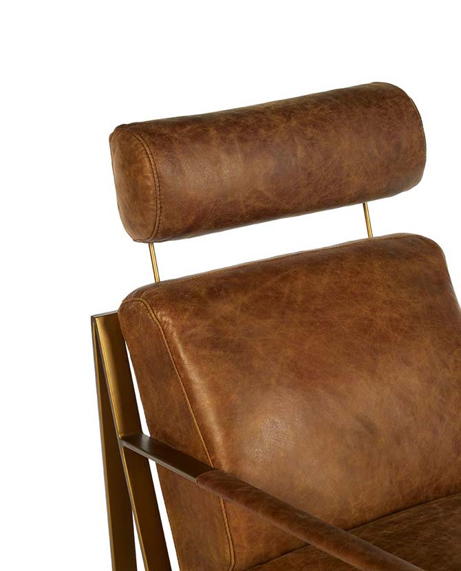 Matt arany színű bevonatú vasból készült, vintage barna színű marhabőrrel kárpitozott, kortárs-loft stílusú, formatervezett prémium fotel.
