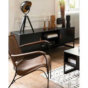 Loft stílusú, konyak színű kecskebőrrel kárpitozott, formaterezett, ergonomikus kialakítású, mangófa karfás karosszék