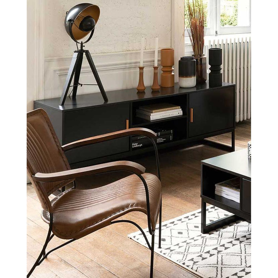 Loft stílusú, konyak színű kecskebőrrel kárpitozott, formaterezett, ergonomikus kialakítású, mangófa karfás karosszék