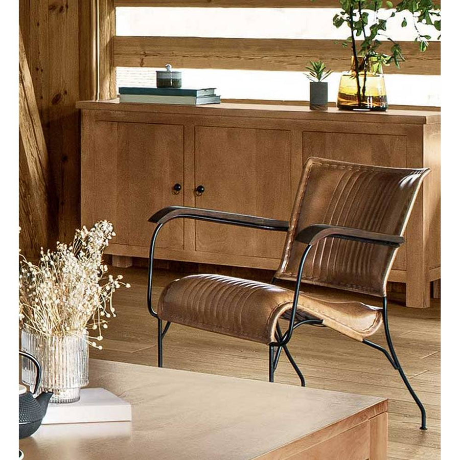 Loft stílusú, konyak színű kecskebőrrel kárpitozott, formaterezett, ergonomikus kialakítású, mangófa karfás karosszék