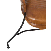 Loft stílusú, konyak színű kecskebőrrel kárpitozott, formaterezett, ergonomikus kialakítású, mangófa karfás karosszék