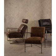 Kortárs loft stílusú design bőr fotelek modern bemutatóteremben. 