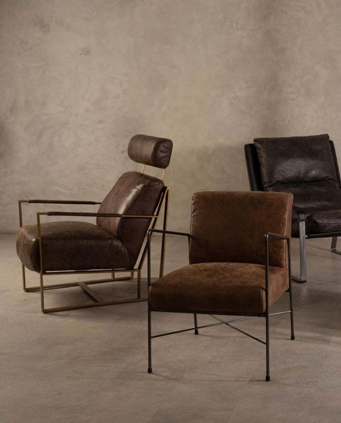Kortárs loft stílusú design bőr fotelek modern bemutatóteremben. 
