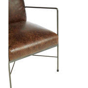 Natúr színű vasból készült, barna színű marhabőrrel kárpitozott, kortárs-loft stílusú, formatervezett prémium karosszék.