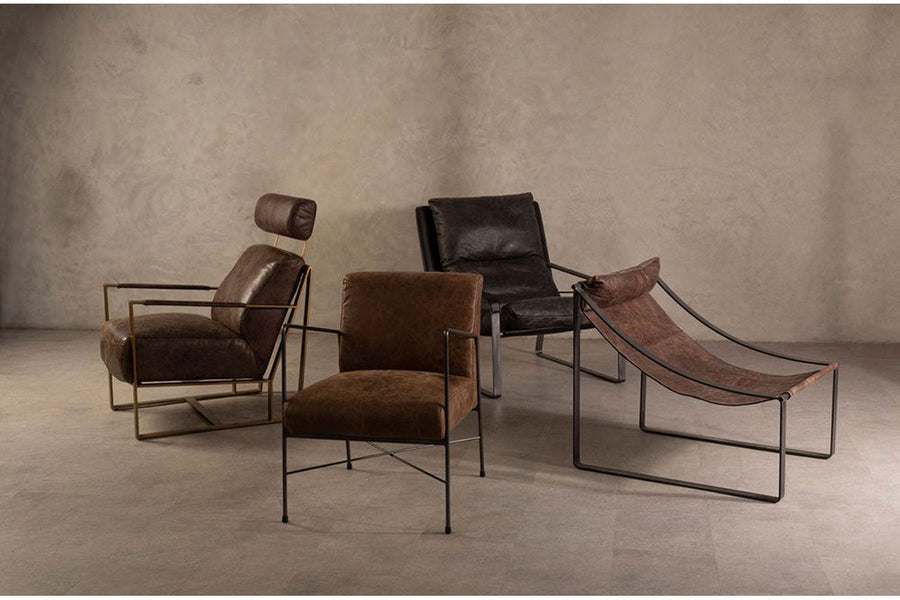 Kortárs loft stílusú design bőr fotelek modern bemutatóteremben.