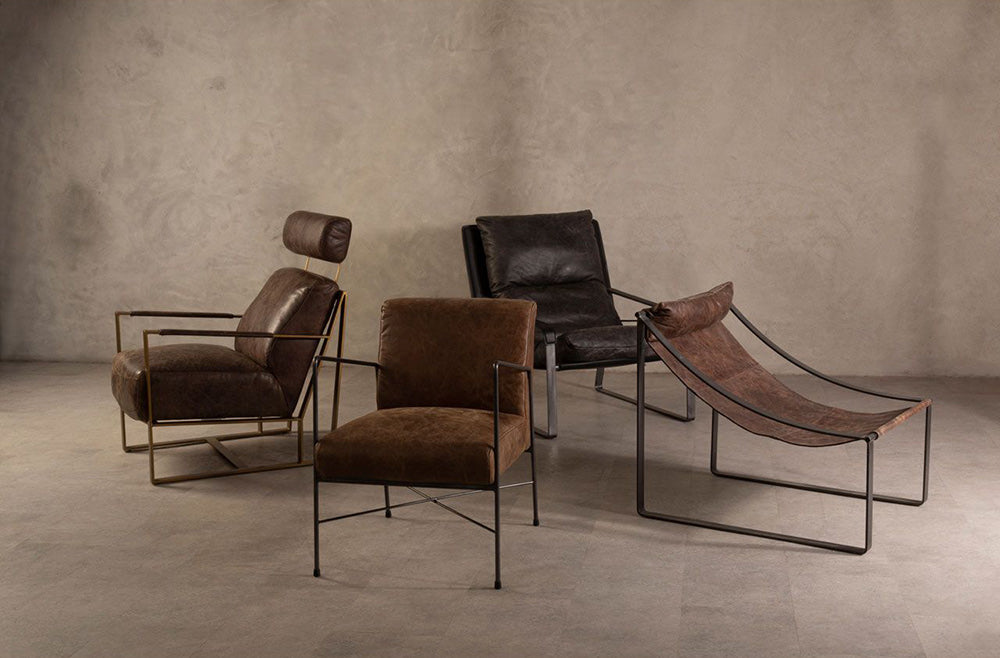 Kortárs loft stílusú design bőr fotelek modern bemutatóteremben.