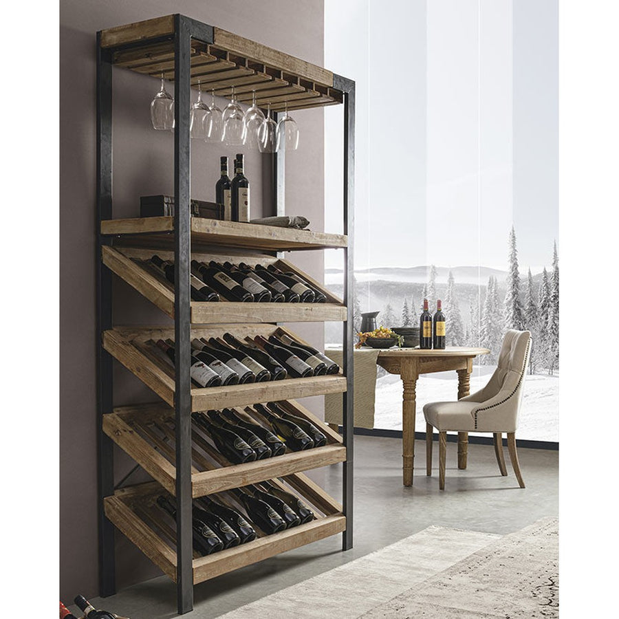 Loft stílusú bortartó polcos állvány, szürke fal előtt, megrakva borospalackokkal és poharakkal.