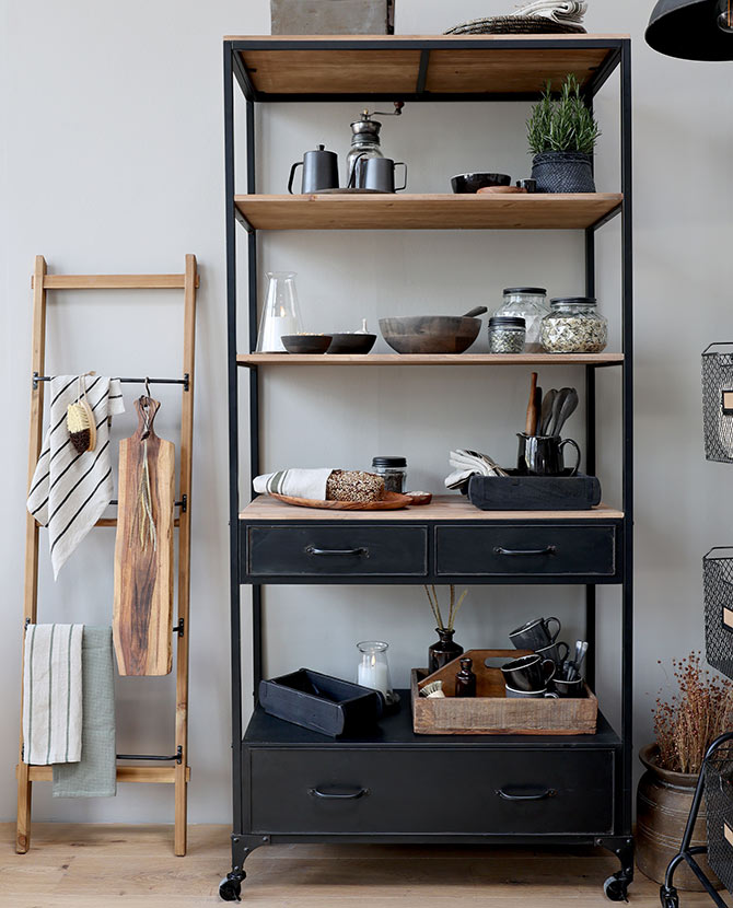 Loft, ipari stílusú, kerekekkel felszerelt, antik fekete színű, fém fiókos polcos állvány  konyhában, konyhai eszközökkel a polcain