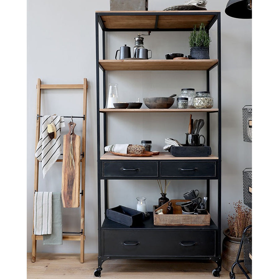 Loft, ipari stílusú, kerekekkel felszerelt, antik fekete színű, fém fiókos polcos állvány  konyhában, konyhai eszközökkel a polcain