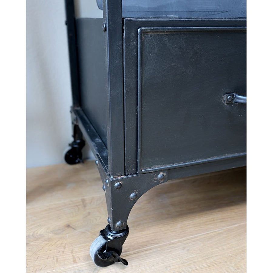 Loft, ipari stílusú, kerekekkel felszerelt, antik fekete színű, fém fiókos polcos állvány  fém kerekei 