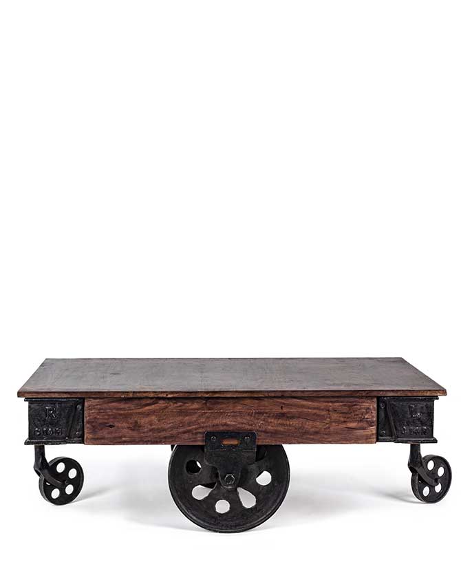 Vidéki loft stílusú, antik fekete színű acélkerekekkel felszerelt mangófa dohányzóasztal.