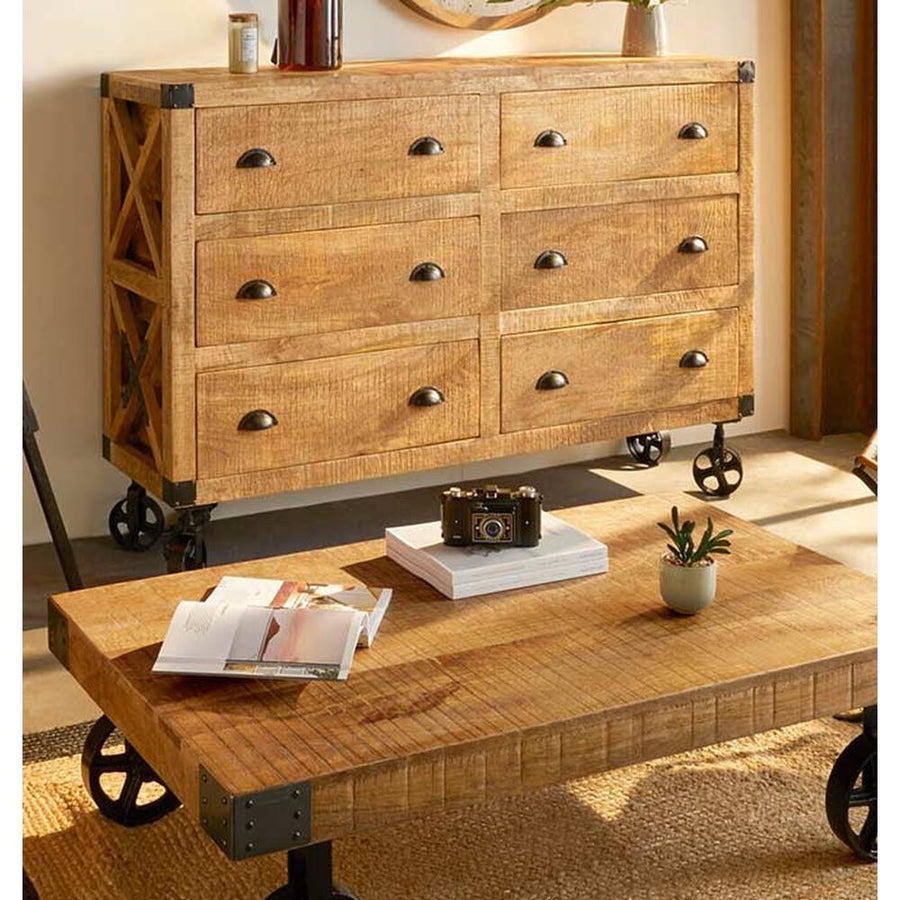 Natúr színű, tömör mangófából készült, 150 cm hosszú és 103 cm magas, 6 fiókos, loft stílusú, gurítható komód