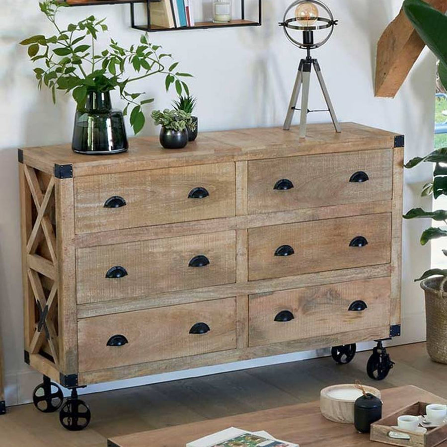 Natúr színű, tömör mangófából készült, 150 cm hosszú és 103 cm magas, 6 fiókos, loft stílusú, gurítható komód