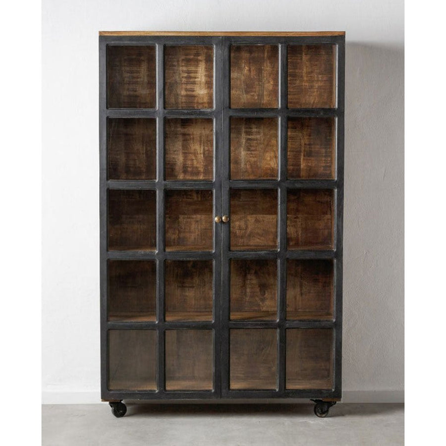 Loft stílusú, mangófából készült, 194 cm magas, 4 polcos, fémkerekekkel felszerelt vitrines szekrény szürke fal előtt