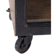 Loft stílusú, mangófából készült, 194 cm magas, 4 polcos, fémkerekekkel felszerelt vitrines szekrény kerekének közeli képe