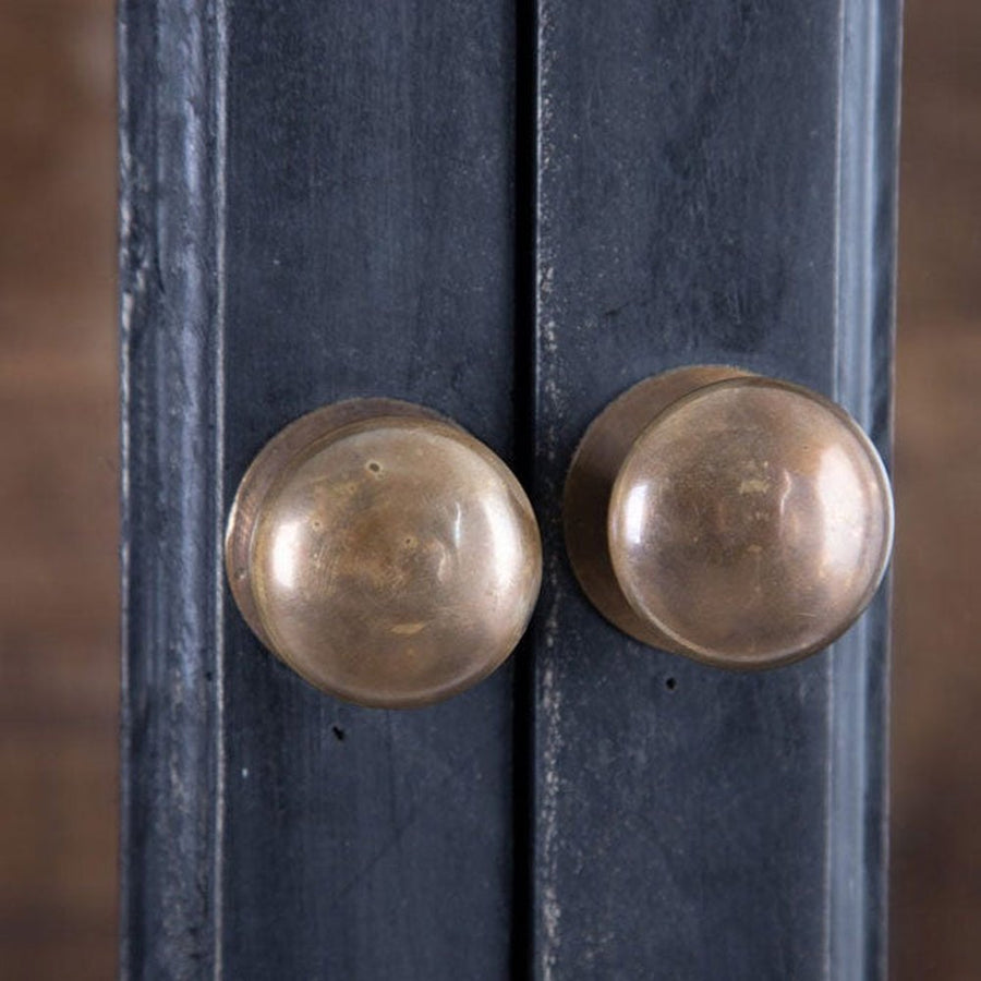 Loft stílusú, mangófából készült, 194 cm magas, 4 polcos, fémkerekekkel felszerelt vitrines szekrény ajtajának réz gomb fogantyúja 