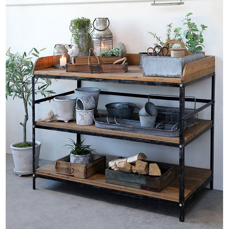 Loft stílusú, fémből és fenyőfából készült, 120,5 cm hosszú, antikolt felületű szervizasztal  bádog termékekkel krém színű fal előtt