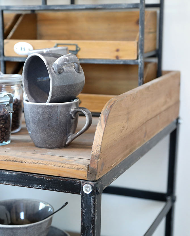 Loft stílusú, fémből és fenyőfából készült, 120,5 cm hosszú, antikolt felületű szervizasztal  szürke csészével
