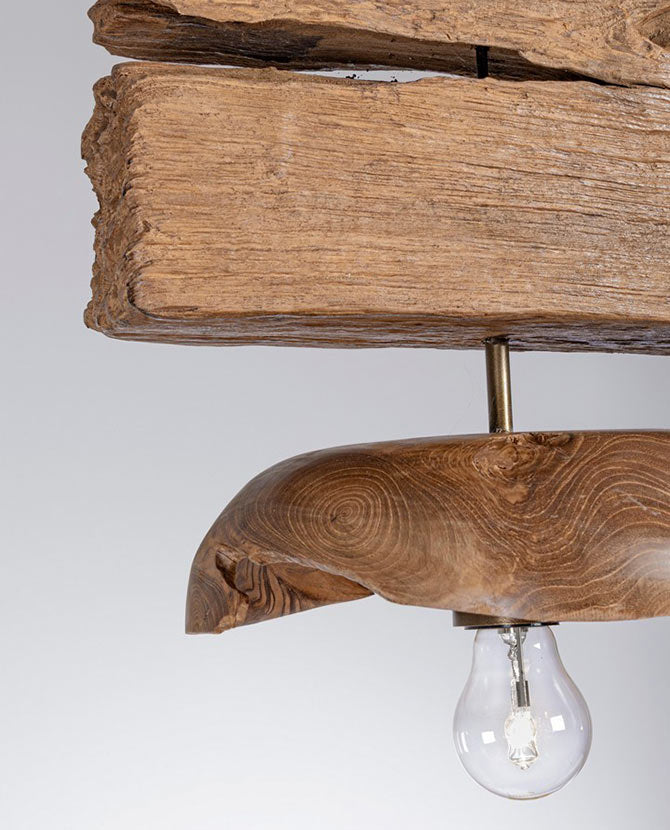 Modern kortárs stílusú, újrahasznosított teakfából készült függeszték lámpa.
