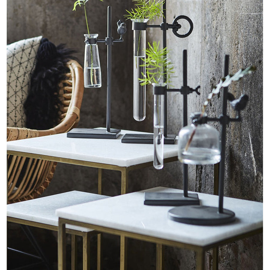 Loft stílusú,, madárkával díszített, fém lombikállványba helyezett üveg váza.