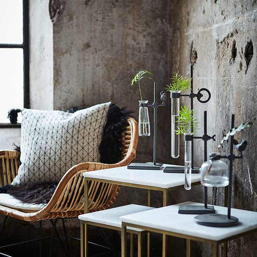 Loft stílusú, peremes üveg kémcső váza modern fémállványon