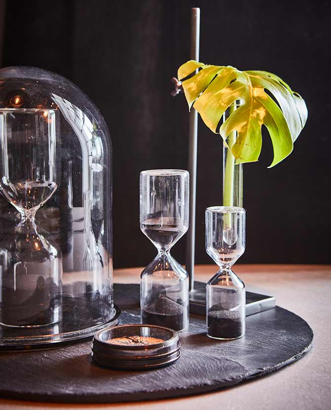 Loft stílusú, peremes üveg kémcső váza modern fémállványon