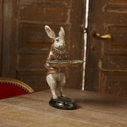 Antikolt felületű, frakkot és spanyolgallért viselő, díszes tálcát tartó nyuszi figura.