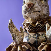 Antikolt felületű, kárómintás ruhát viselő, spanyolgalléros nyuszi mellszobor.