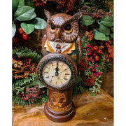 Fub Funky stílusú, 32 cm magas, díszes talapzaton gubbasztó, csőrében órát tartó bagoly figura