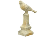 Rusztikus vidéki stílusú, 26 cm magas, antikolt felületű, krém színű madárkás kerti dísz.