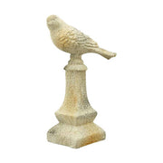 Rusztikus vidéki stílusú, 26 cm magas, antikolt felületű, krém színű madárkás kerti dísz.