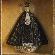 Szoborfülkés fa képkeretbe foglalt, a Magányos Szűzanyát ábrázoló figura.