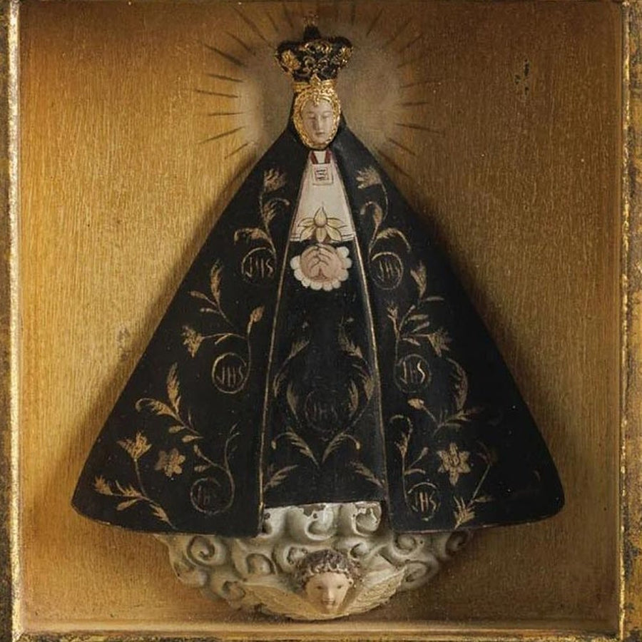 Szoborfülkés fa képkeretbe foglalt, a Magányos Szűzanyát ábrázoló figura.