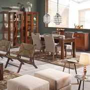 Mahagónifából készült bútorokkal berendezett nappali.