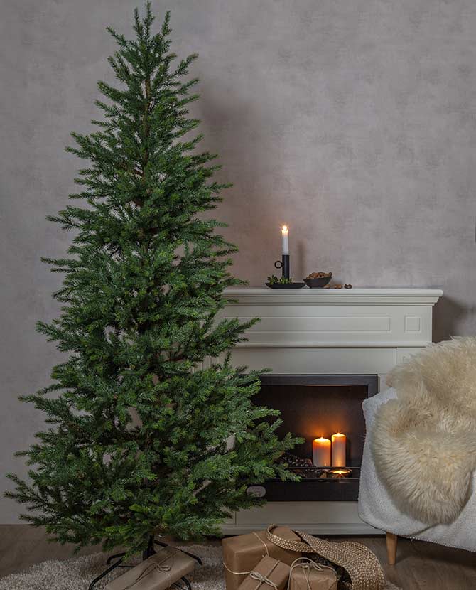Mű karácsonyfa, kandallós nappaliban. 