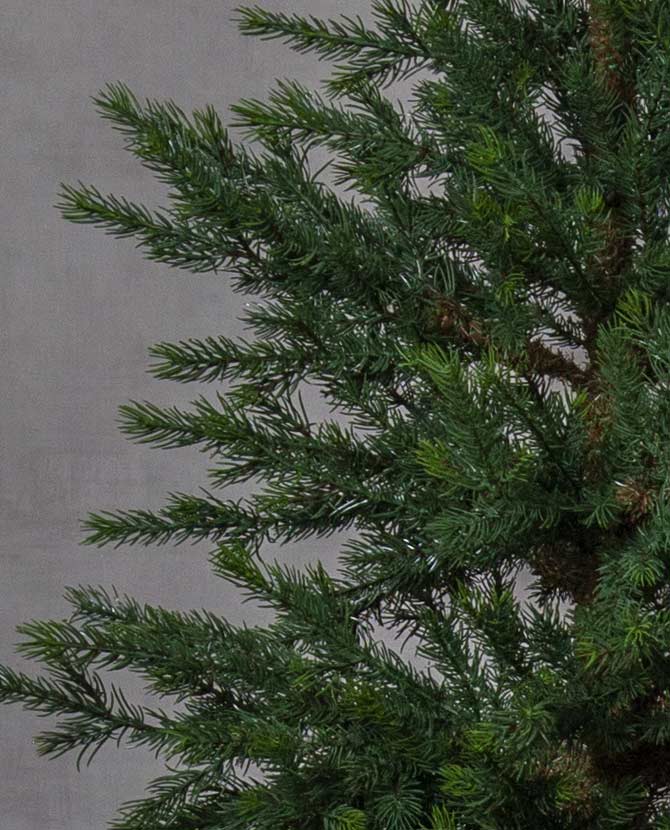 Mű karácsonyfa zöld színű, élethű ágai. 