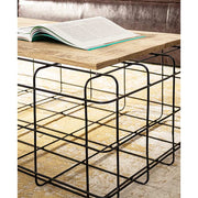 Porfestett, fekete színű acélból készült, natúr színű mangófa tetejű, kortárs, loft stílusú dohányzóasztal.