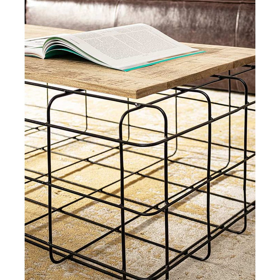 Porfestett, fekete színű acélból készült, natúr színű mangófa tetejű, kortárs, loft stílusú dohányzóasztal.