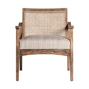 Koloniál stílusjegyeket mutató, mangófából és rattanból készült, bézs színű, vászon hatású poliészter kárpittal kárpitozott kortárs fotel.